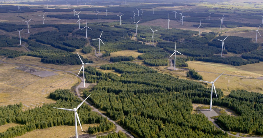 O Parque Eólico Whitelee em Eaglesham Moor, ao sul de East Kilbride, é atualmente o maior parque eólico onshore do Reino Unido.